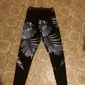 WOMENS SIZE SMALL VICTORIA SECRET LEGGINGS